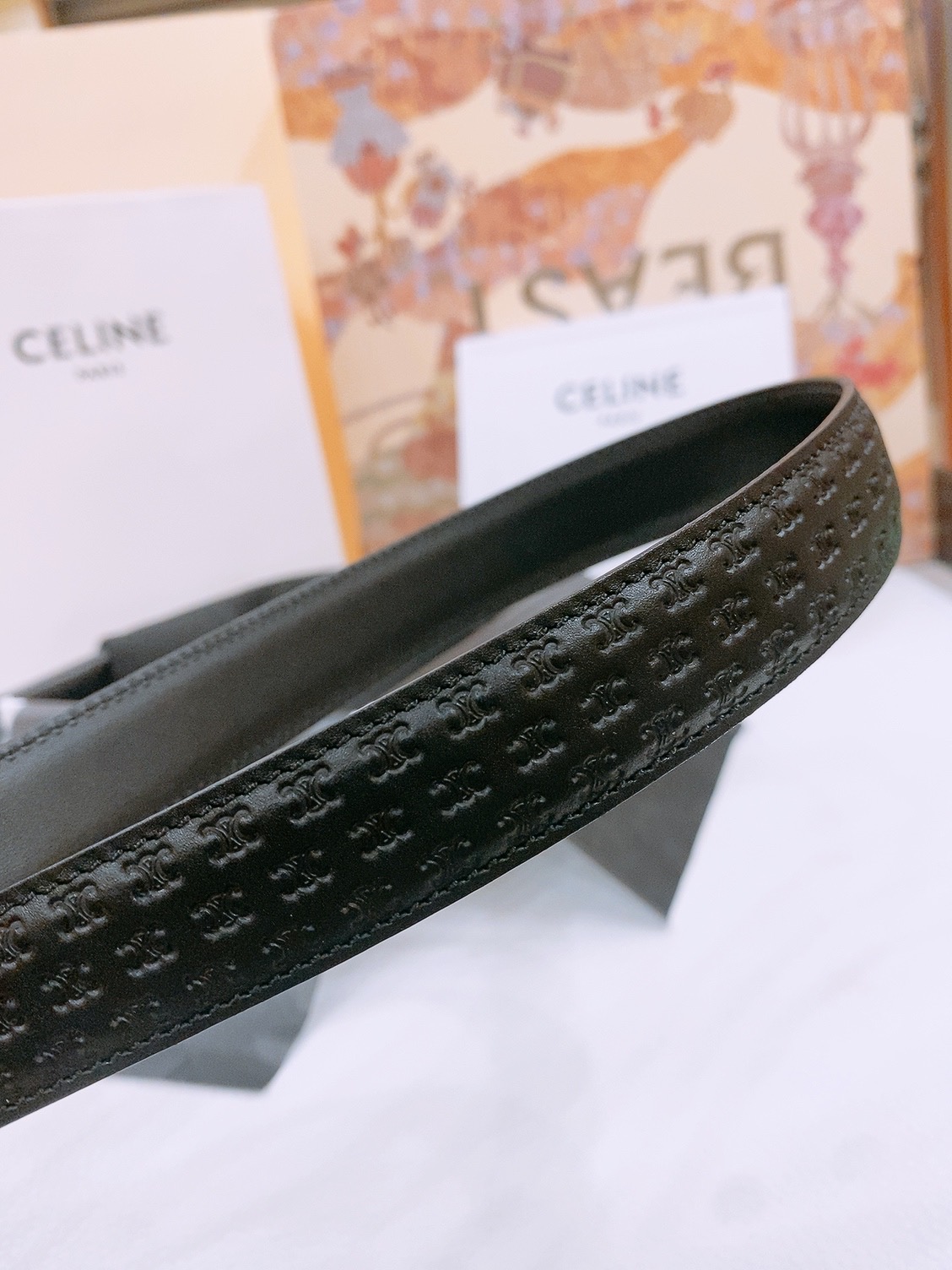 -Celine 凯旋门新款针扣腰带
超简约大气的腰带2.5精品，顶级进口牛皮制作，牛皮搭配牛仔，搭配黄铜