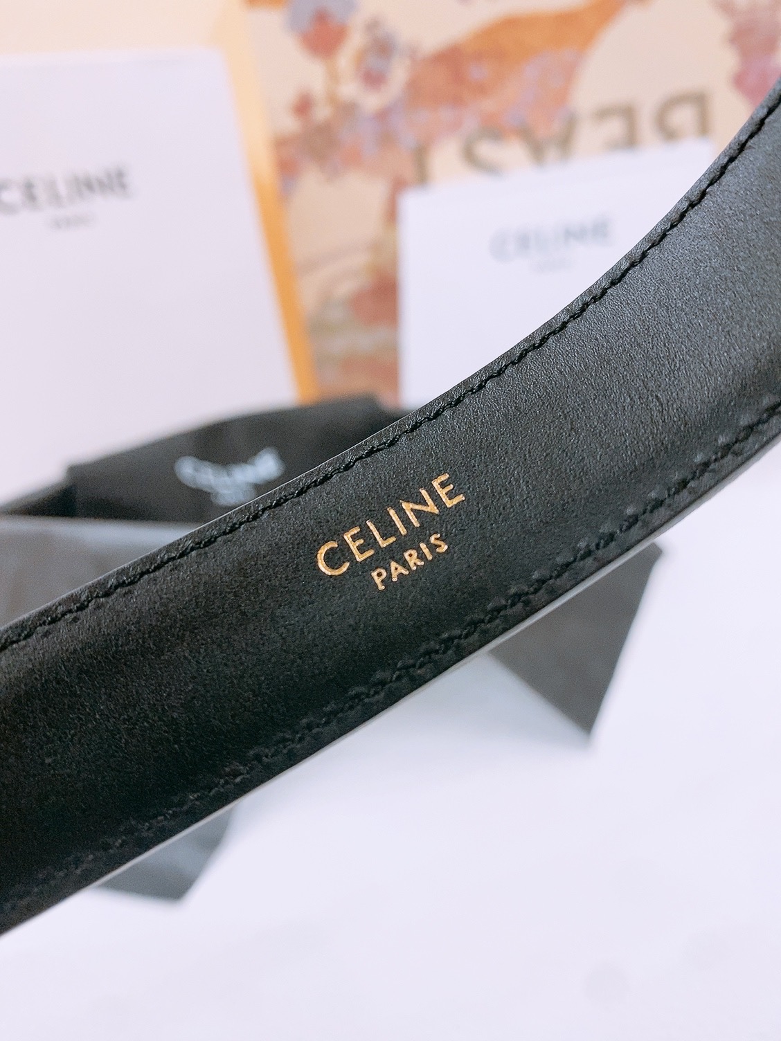 -Celine 凯旋门新款针扣腰带
超简约大气的腰带2.5精品，顶级进口牛皮制作，牛皮搭配牛仔，搭配黄铜