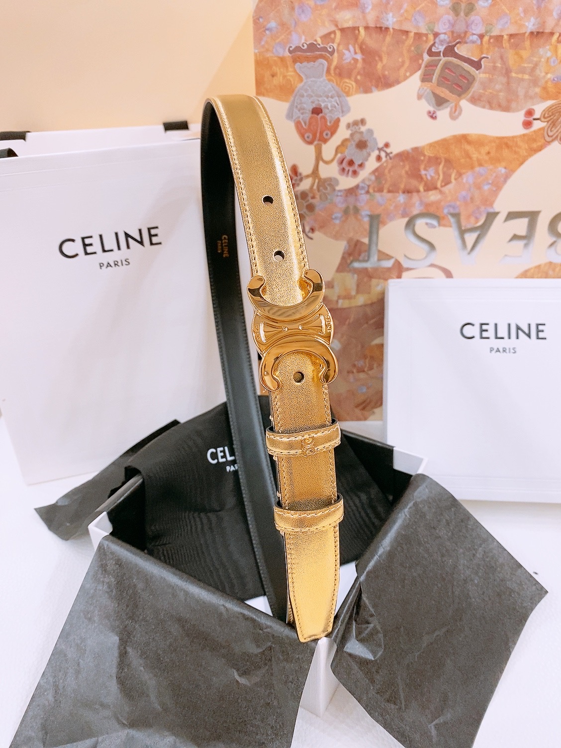 -Celine 凯旋门新款针扣腰带
超简约大气的腰带2.5精品，顶级进口牛皮制作，牛皮搭配牛仔，搭配黄铜