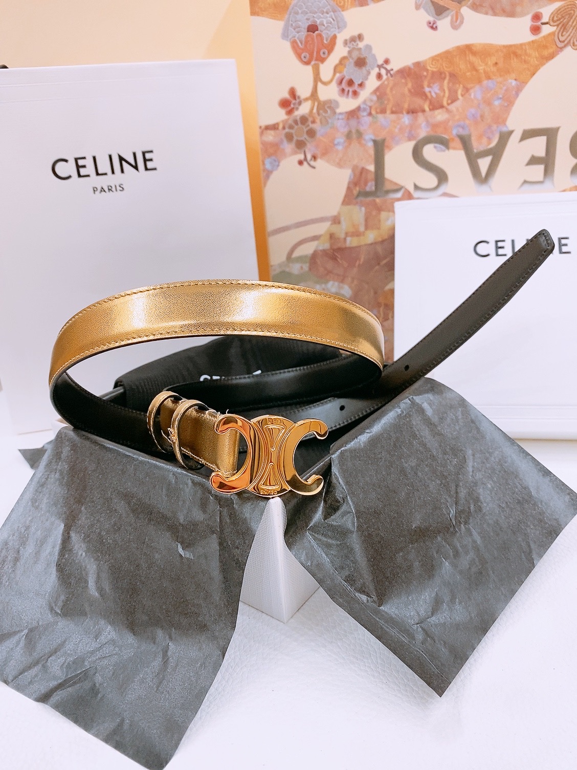 -Celine 凯旋门新款针扣腰带
超简约大气的腰带2.5精品，顶级进口牛皮制作，牛皮搭配牛仔，搭配黄铜