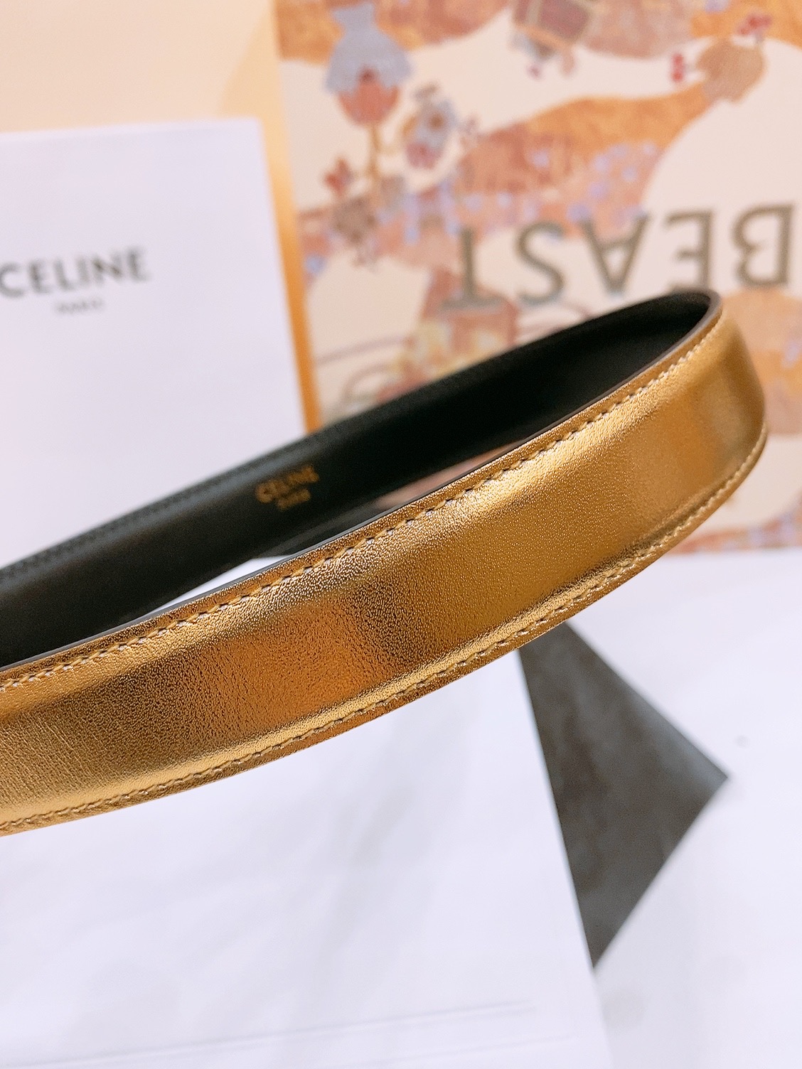 -Celine 凯旋门新款针扣腰带
超简约大气的腰带2.5精品，顶级进口牛皮制作，牛皮搭配牛仔，搭配黄铜