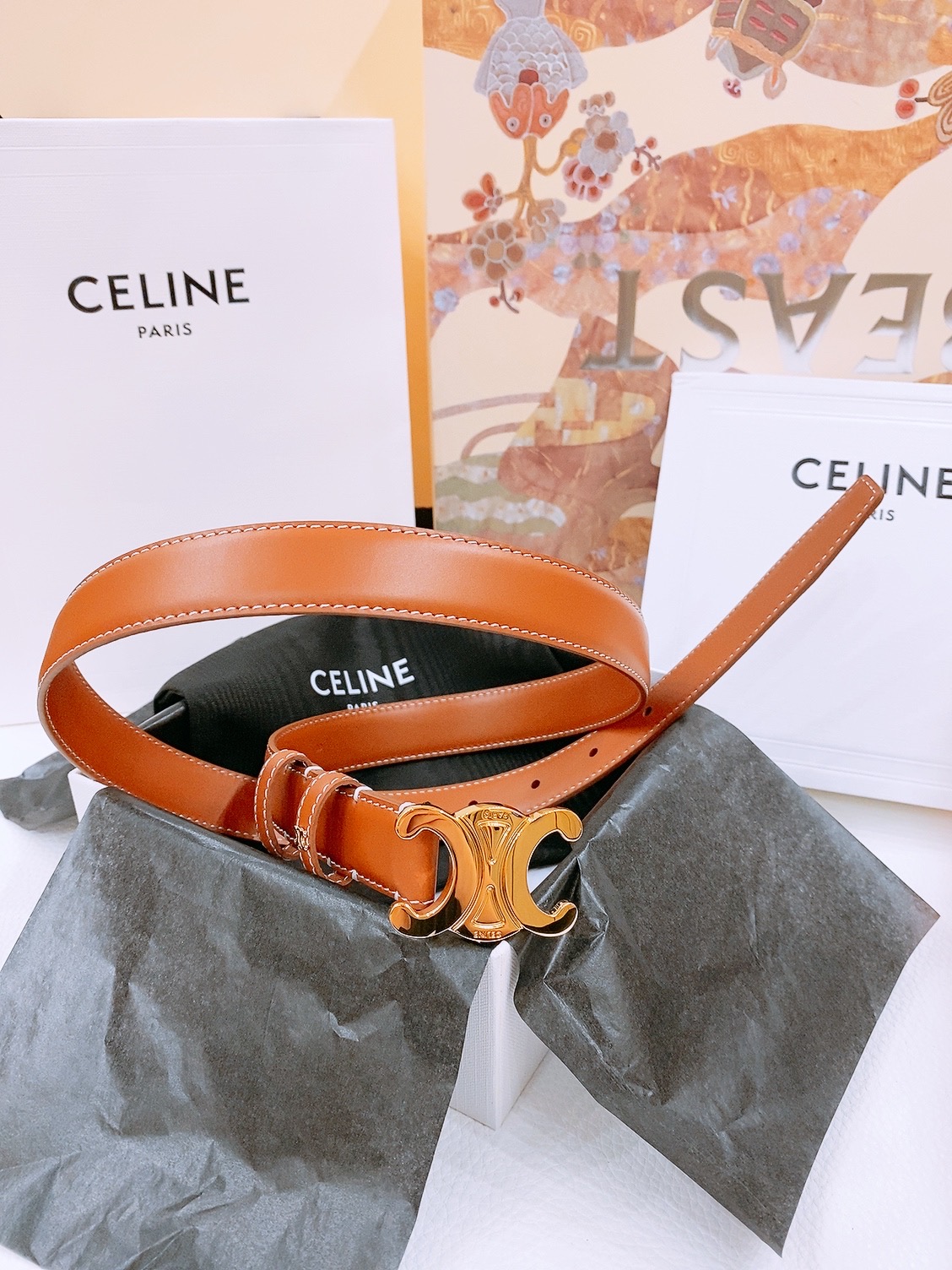 -Celine 凯旋门新款针扣腰带
超简约大气的腰带2.5精品，顶级进口牛皮制作，牛皮搭配牛仔，搭配黄铜
