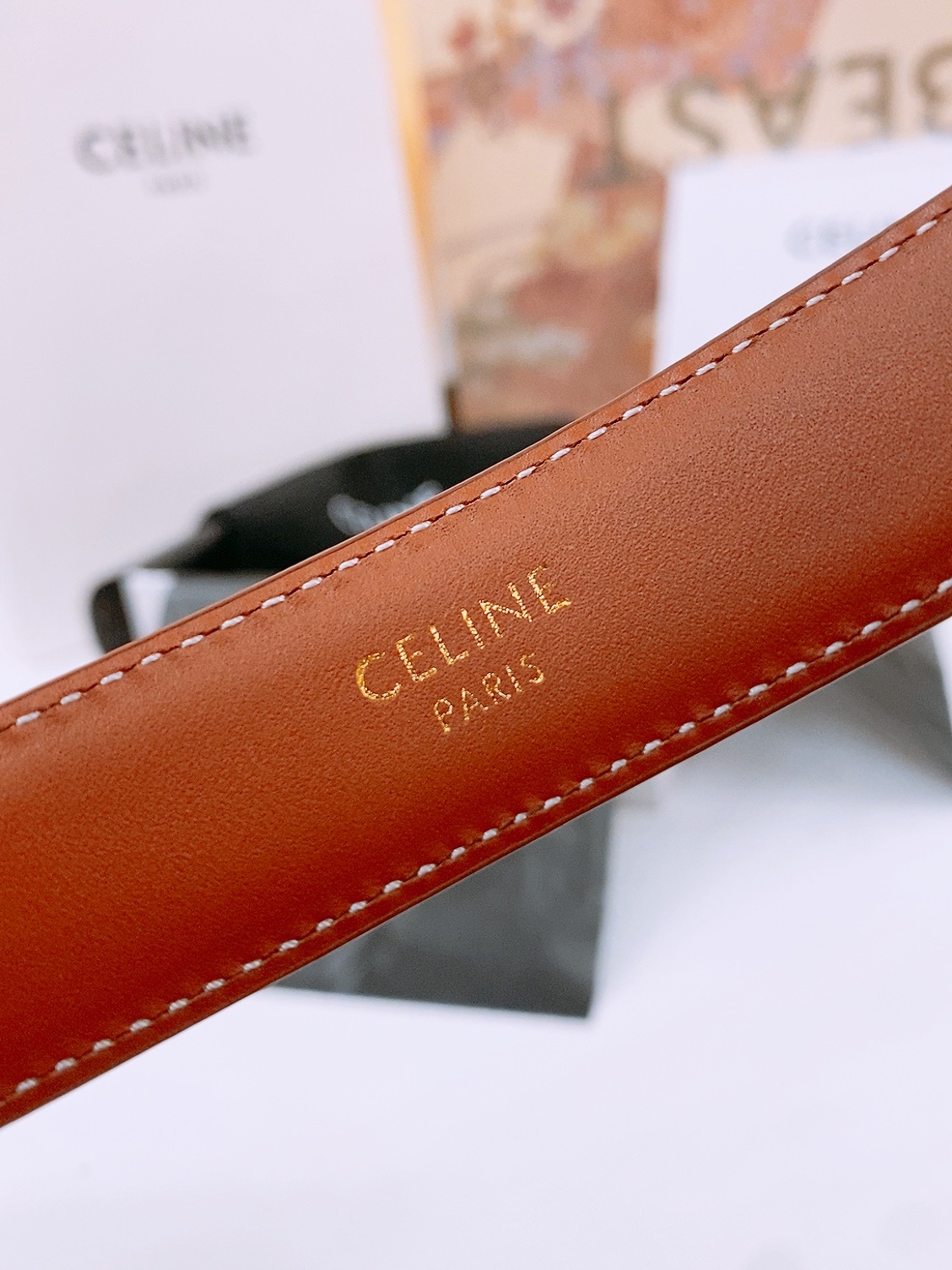 -Celine 凯旋门新款针扣腰带
超简约大气的腰带2.5精品，顶级进口牛皮制作，牛皮搭配牛仔，搭配黄铜