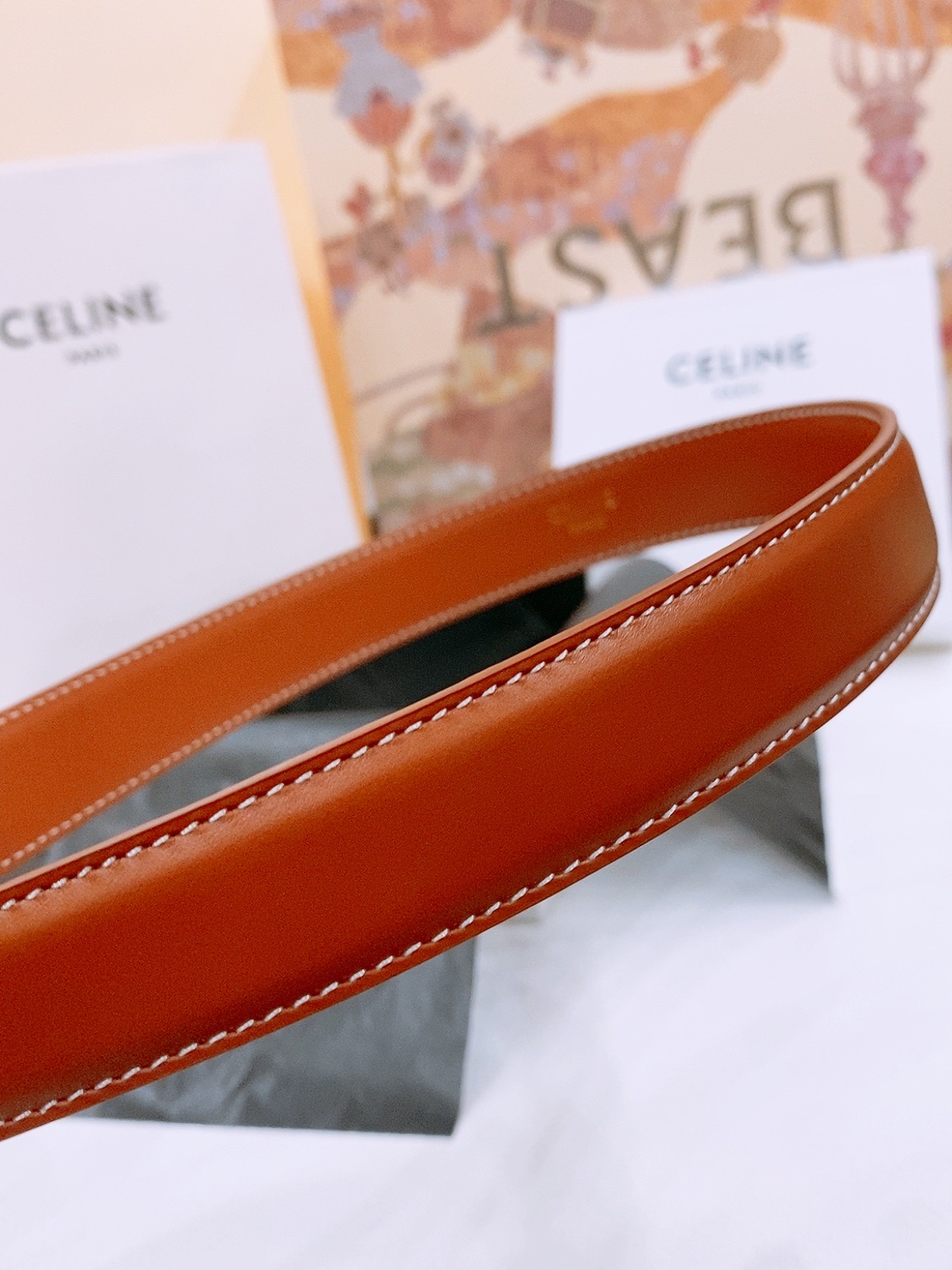 -Celine 凯旋门新款针扣腰带
超简约大气的腰带2.5精品，顶级进口牛皮制作，牛皮搭配牛仔，搭配黄铜