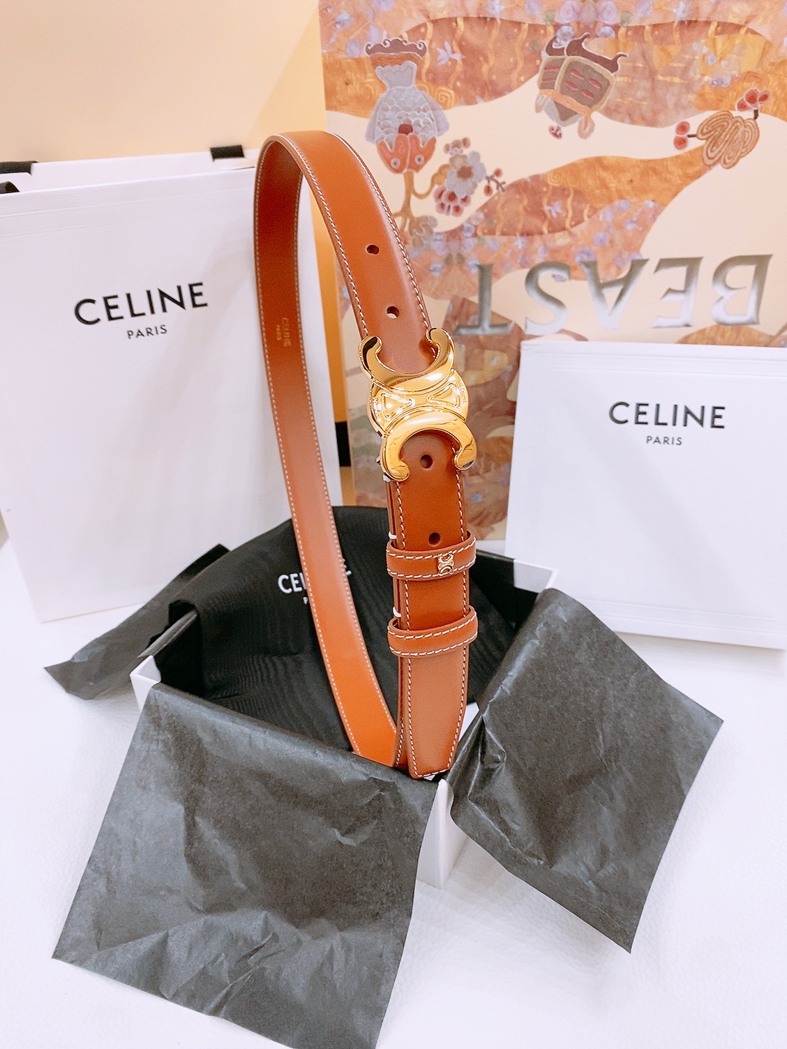 -Celine 凯旋门新款针扣腰带
超简约大气的腰带2.5精品，顶级进口牛皮制作，牛皮搭配牛仔，搭配黄铜