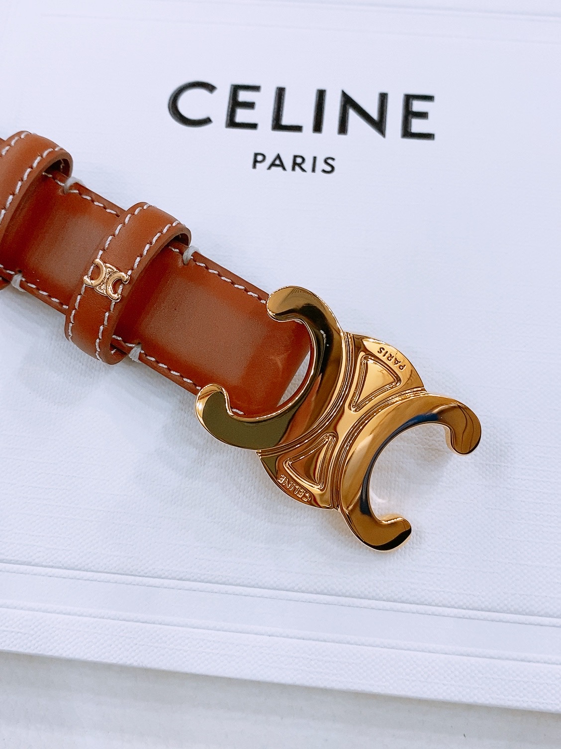 -Celine 凯旋门新款针扣腰带
超简约大气的腰带2.5精品，顶级进口牛皮制作，牛皮搭配牛仔，搭配黄铜