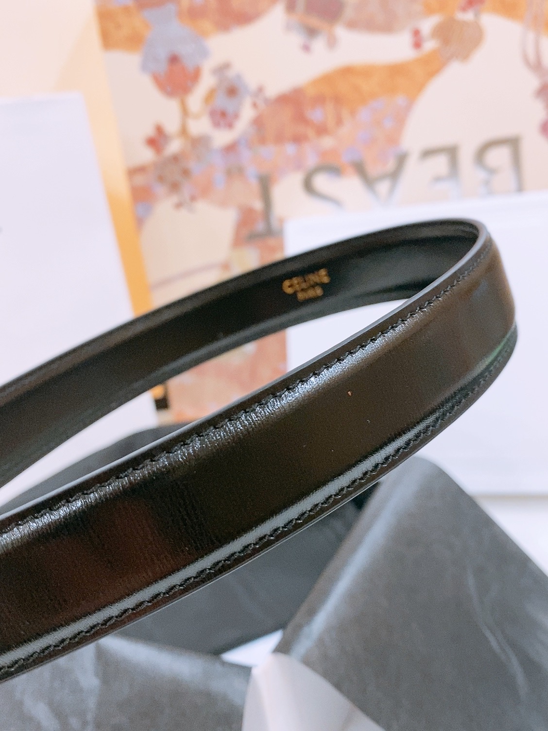 -Celine 凯旋门新款针扣腰带
超简约大气的腰带2.5精品，顶级进口牛皮制作，牛皮搭配牛仔，搭配黄铜