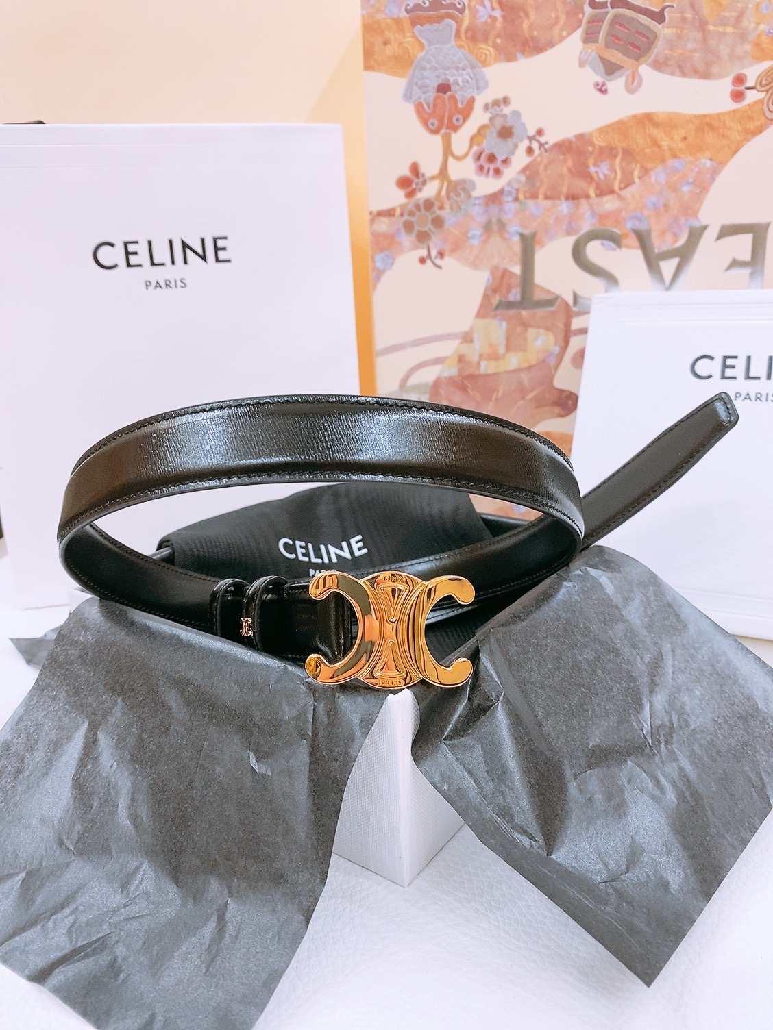 -Celine 凯旋门新款针扣腰带
超简约大气的腰带2.5精品，顶级进口牛皮制作，牛皮搭配牛仔，搭配黄铜