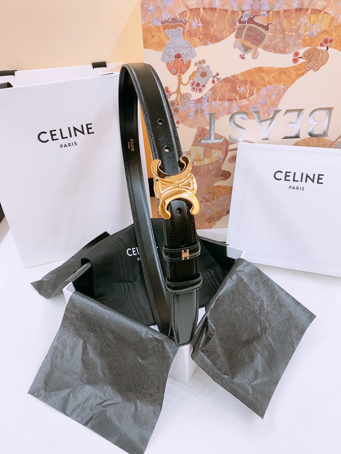 -Celine 凯旋门新款针扣腰带
超简约大气的腰带2.5精品，顶级进口牛皮制作，牛皮搭配牛仔，搭配黄铜