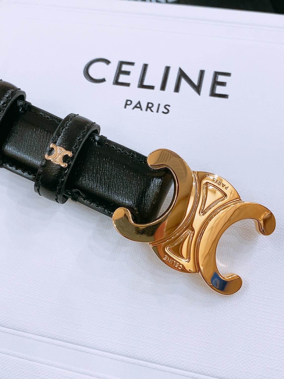 -Celine 凯旋门新款针扣腰带
超简约大气的腰带2.5精品，顶级进口牛皮制作，牛皮搭配牛仔，搭配黄铜