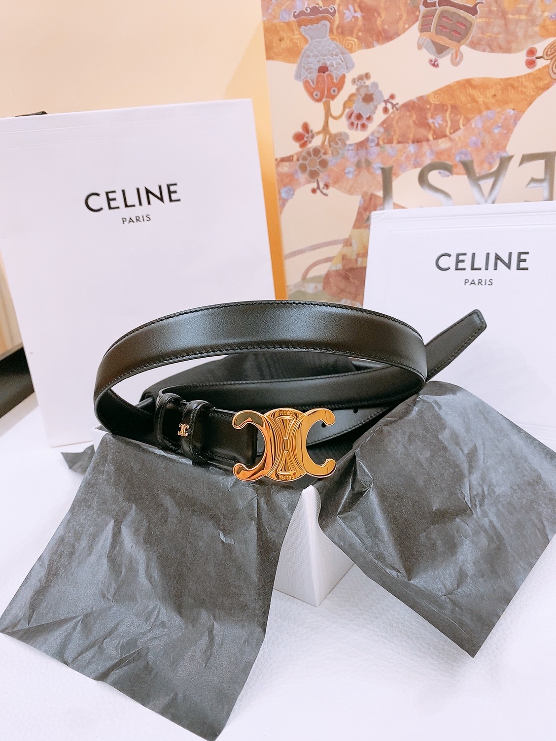-Celine 凯旋门新款针扣腰带
超简约大气的腰带2.5精品，顶级进口牛皮制作，牛皮搭配牛仔，搭配黄铜