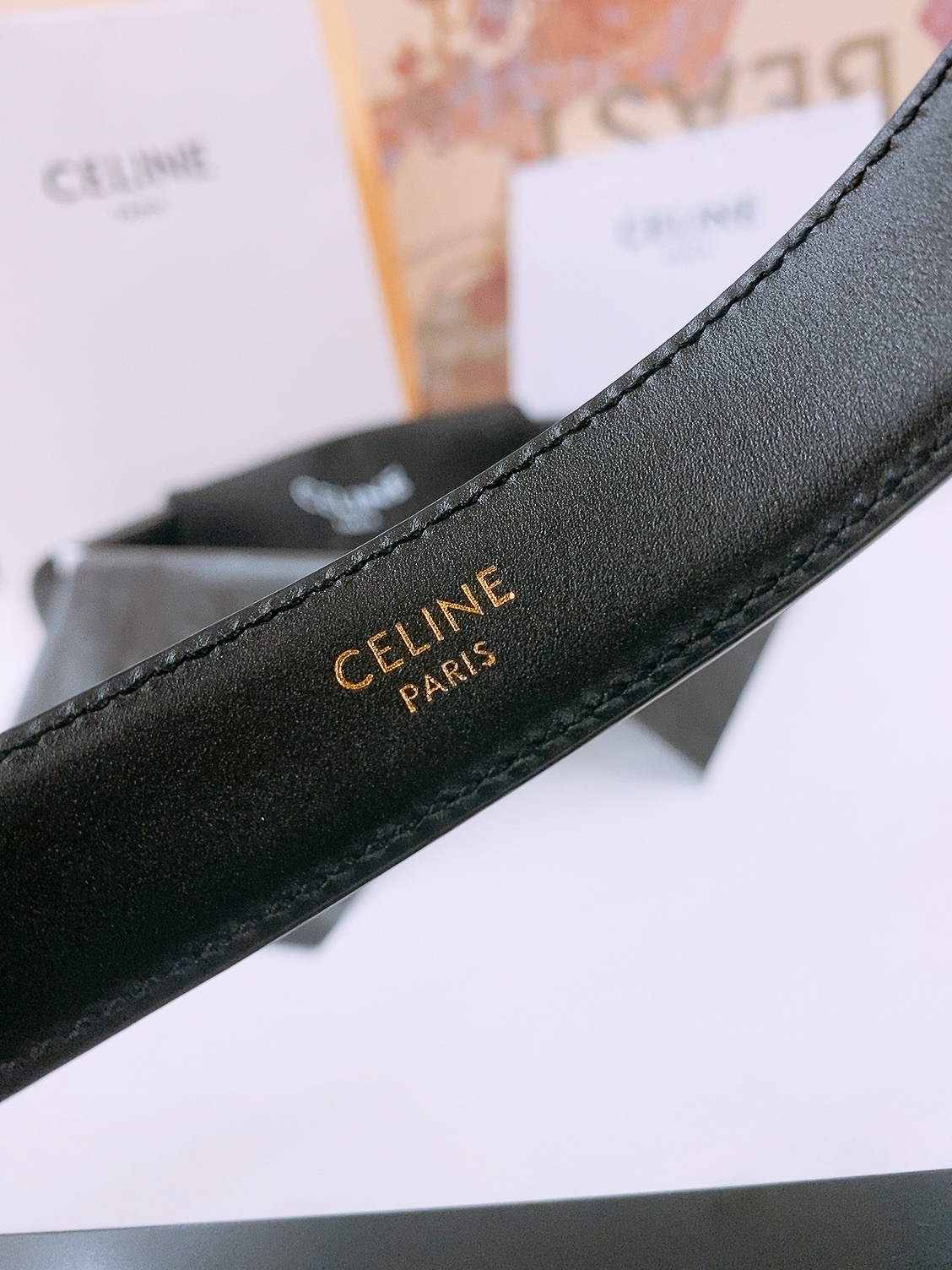-Celine 凯旋门新款针扣腰带
超简约大气的腰带2.5精品，顶级进口牛皮制作，牛皮搭配牛仔，搭配黄铜