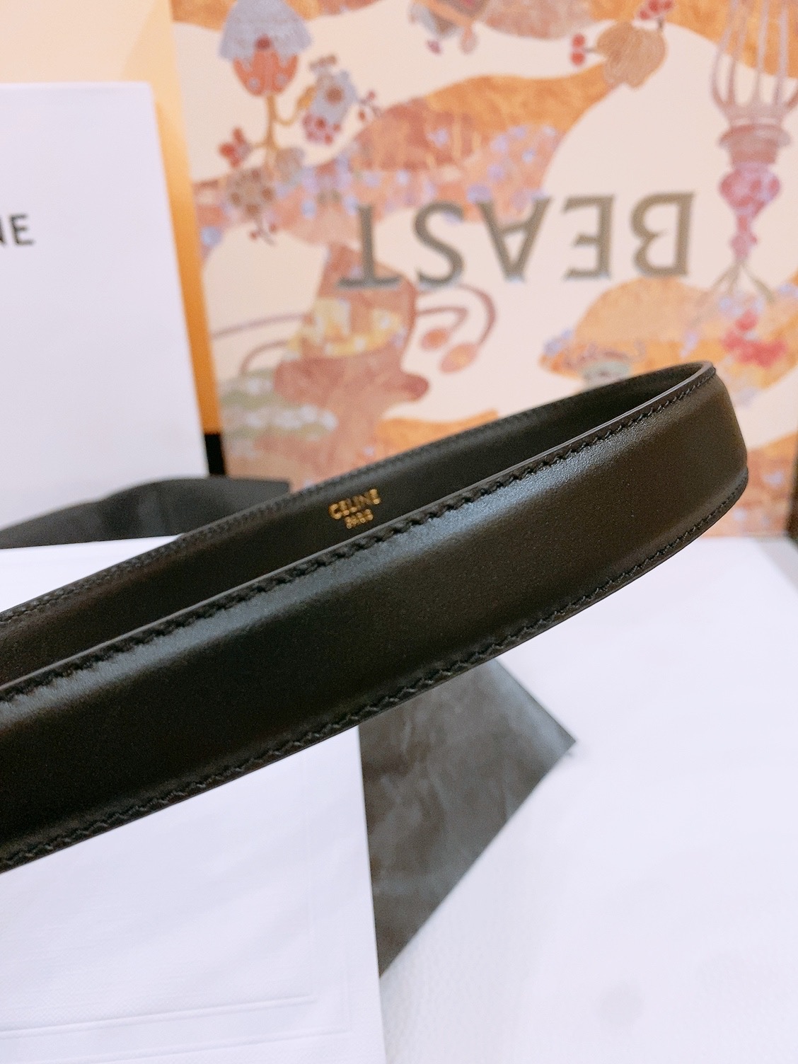 -Celine 凯旋门新款针扣腰带
超简约大气的腰带2.5精品，顶级进口牛皮制作，牛皮搭配牛仔，搭配黄铜
