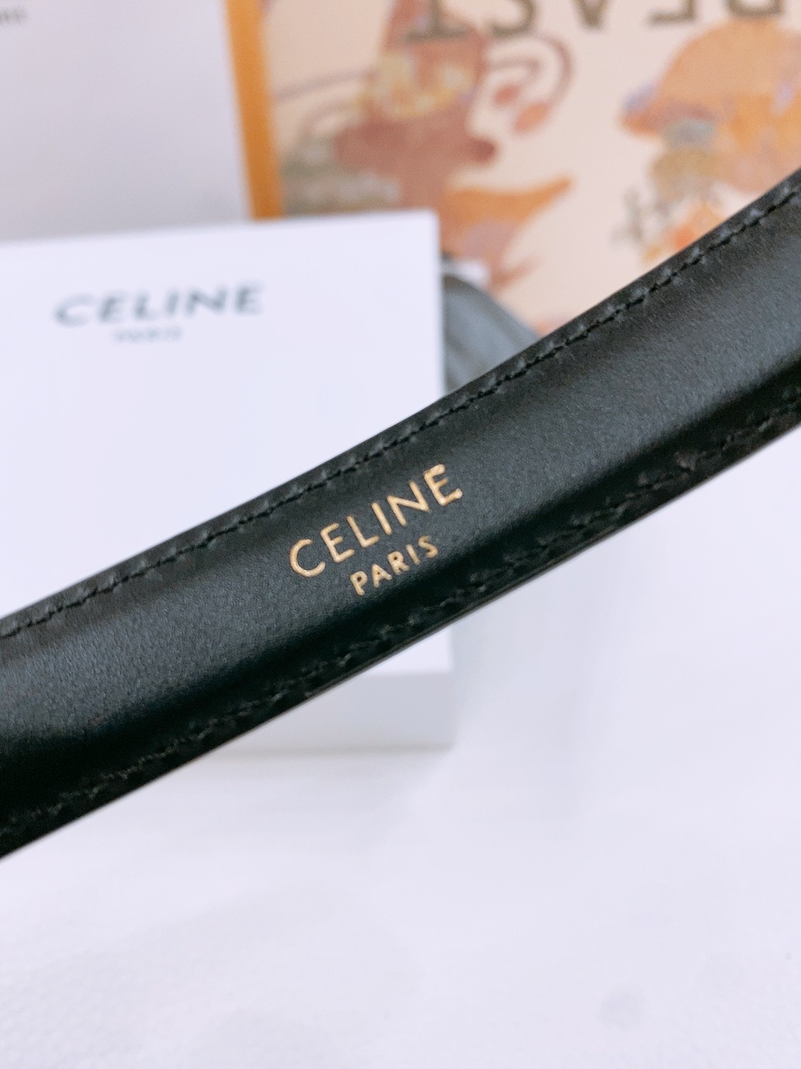 -Celine 凯旋门新款腰带
超简约大气的腰带1.8精品，顶级进口牛皮制作，牛皮搭配牛仔，搭配黄铜金扣