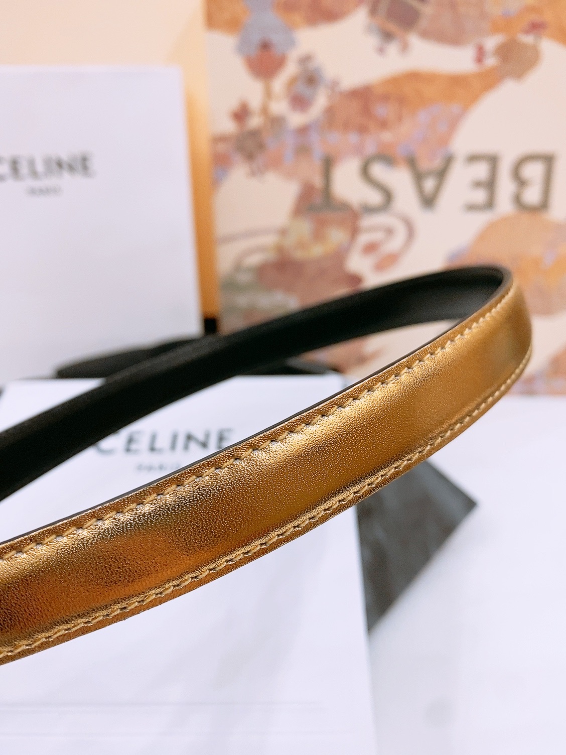 -Celine 凯旋门新款腰带
超简约大气的腰带1.8精品，顶级进口牛皮制作，牛皮搭配牛仔，搭配黄铜金扣