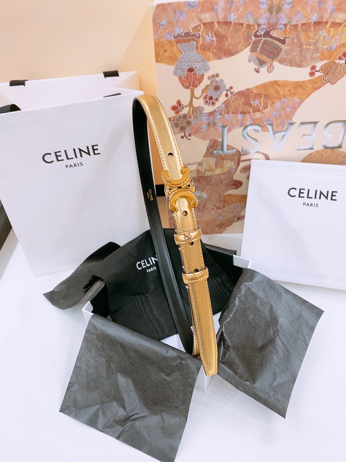 -Celine 凯旋门新款腰带
超简约大气的腰带1.8精品，顶级进口牛皮制作，牛皮搭配牛仔，搭配黄铜金扣