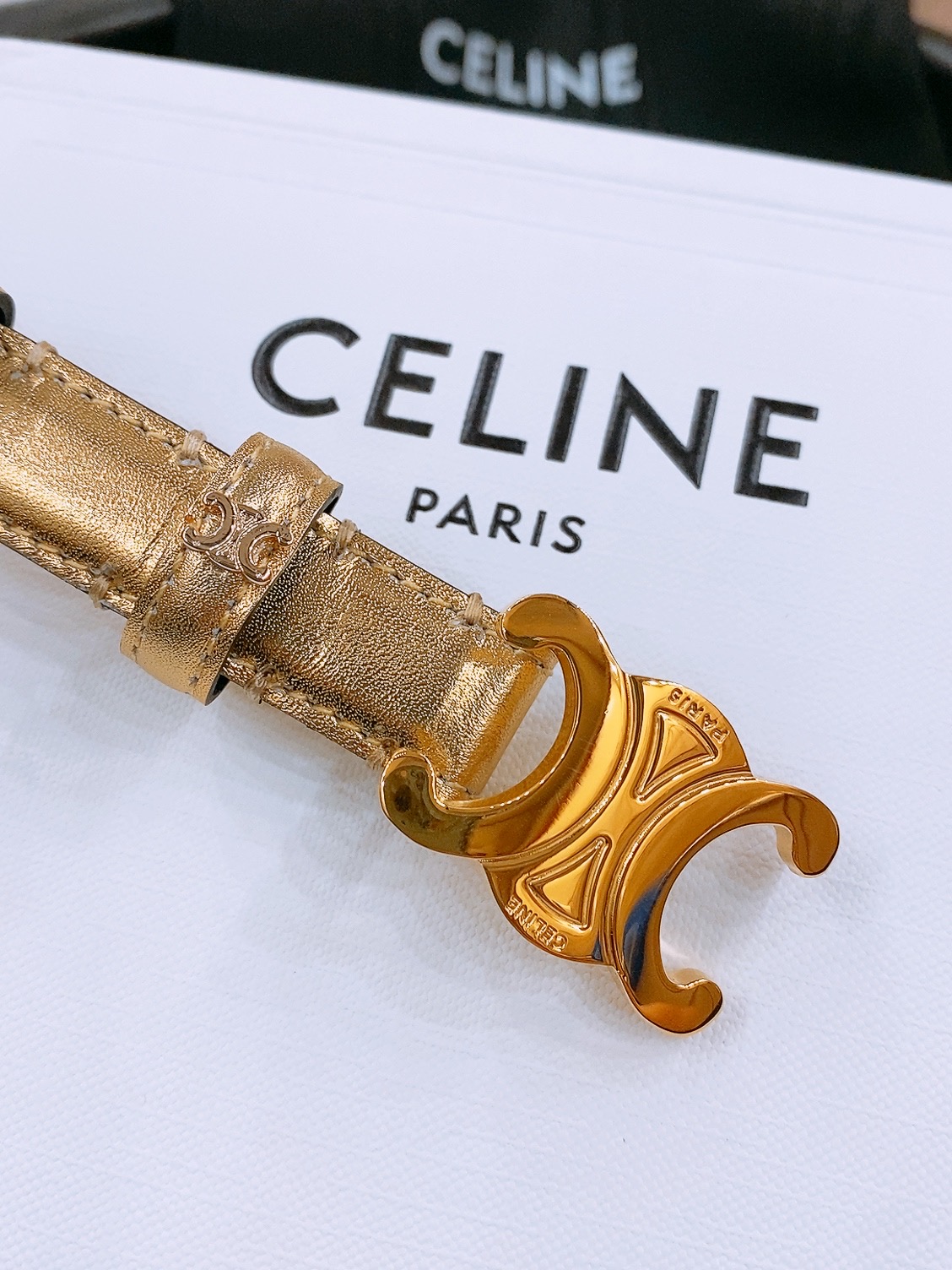 -Celine 凯旋门新款腰带
超简约大气的腰带1.8精品，顶级进口牛皮制作，牛皮搭配牛仔，搭配黄铜金扣