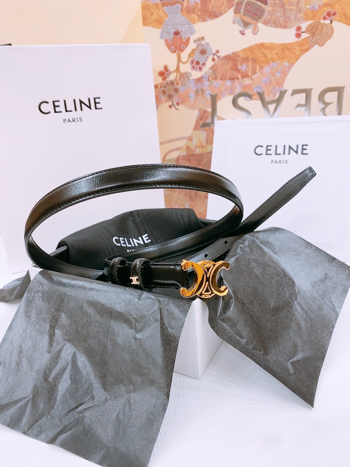 -Celine 凯旋门新款腰带
超简约大气的腰带1.8精品，顶级进口牛皮制作，牛皮搭配牛仔，搭配黄铜金扣
