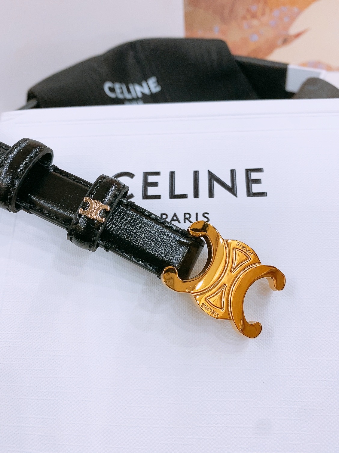 -Celine 凯旋门新款腰带
超简约大气的腰带1.8精品，顶级进口牛皮制作，牛皮搭配牛仔，搭配黄铜金扣