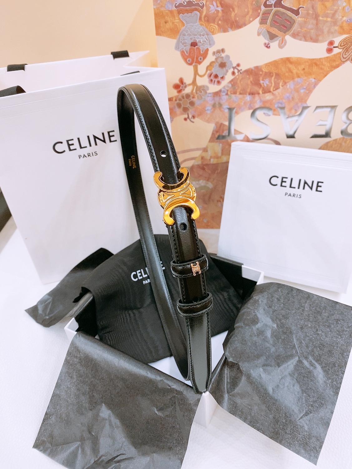 -Celine 凯旋门新款腰带
超简约大气的腰带1.8精品，顶级进口牛皮制作，牛皮搭配牛仔，搭配黄铜金扣