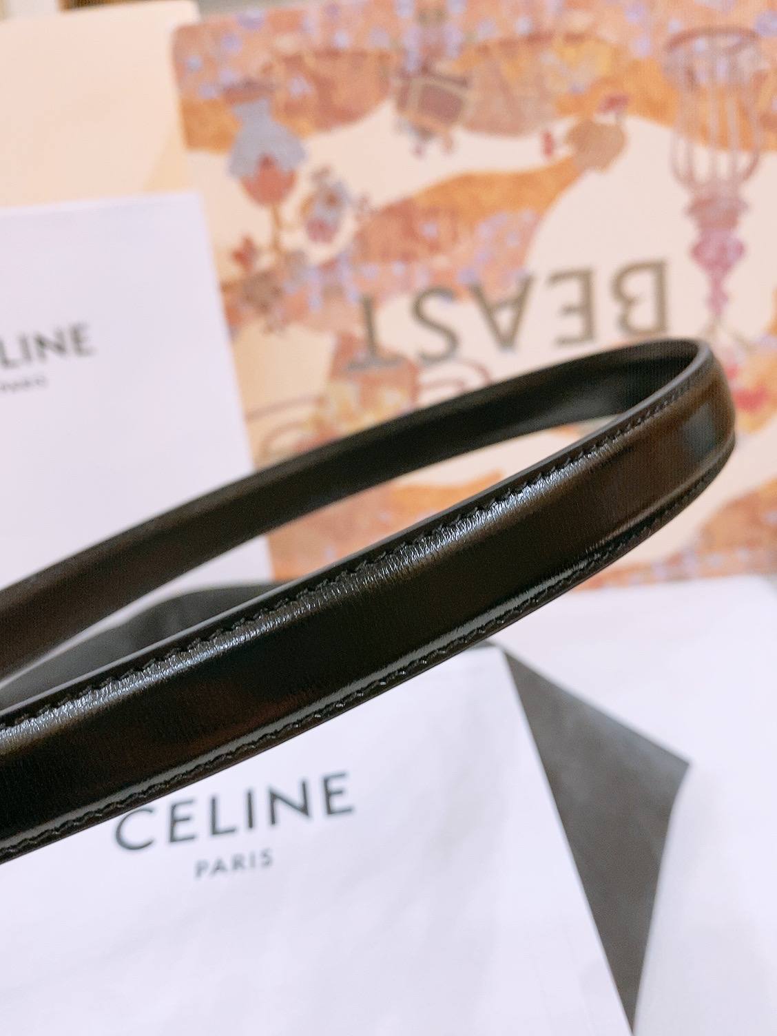 -Celine 凯旋门新款腰带
超简约大气的腰带1.8精品，顶级进口牛皮制作，牛皮搭配牛仔，搭配黄铜金扣