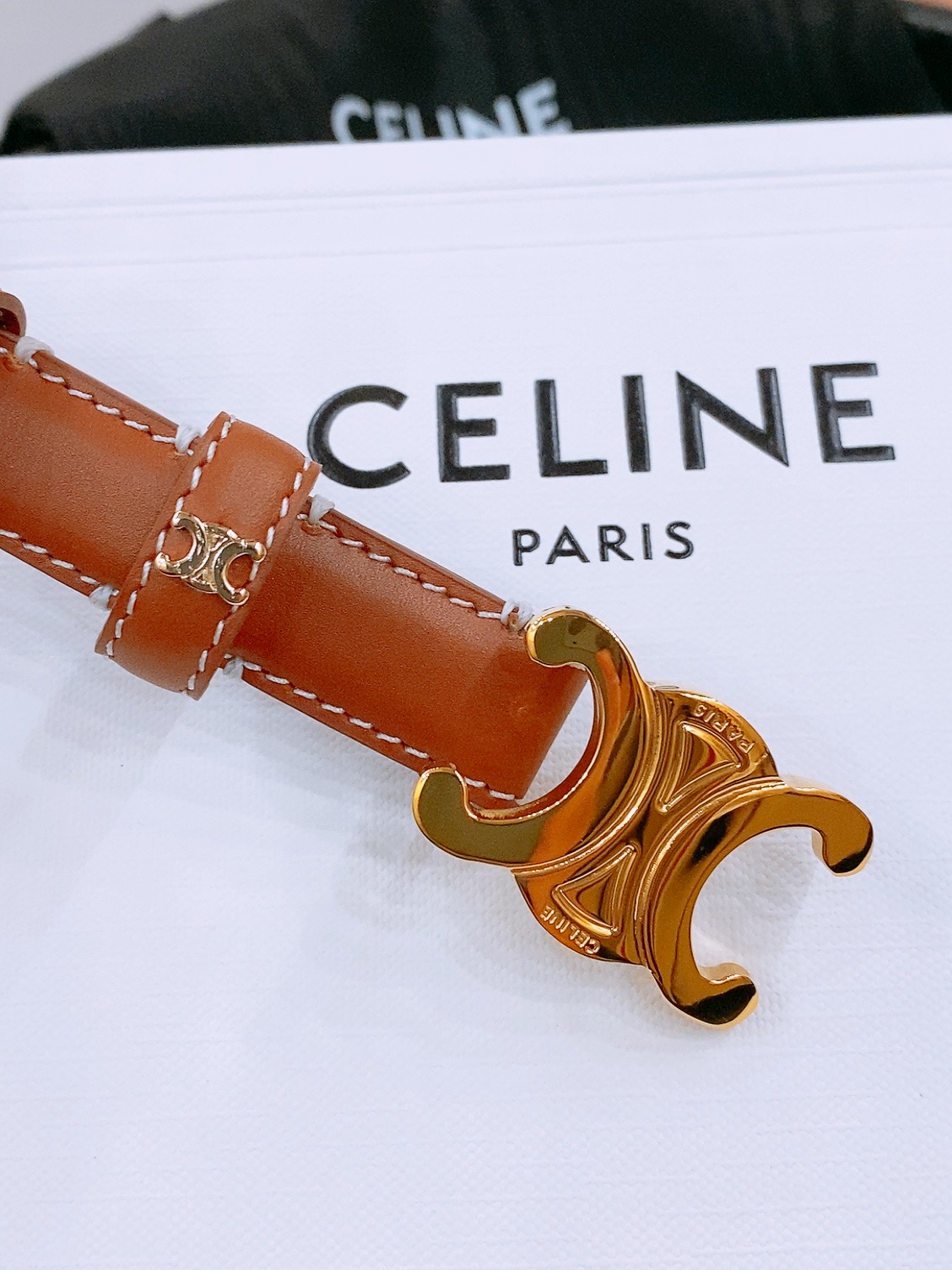 -Celine 凯旋门新款腰带
超简约大气的腰带1.8精品，顶级进口牛皮制作，牛皮搭配牛仔，搭配黄铜金扣