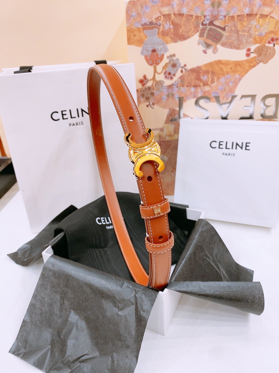 -Celine 凯旋门新款腰带
超简约大气的腰带1.8精品，顶级进口牛皮制作，牛皮搭配牛仔，搭配黄铜金扣