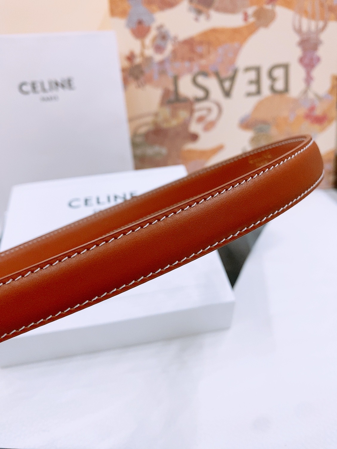 -Celine 凯旋门新款腰带
超简约大气的腰带1.8精品，顶级进口牛皮制作，牛皮搭配牛仔，搭配黄铜金扣