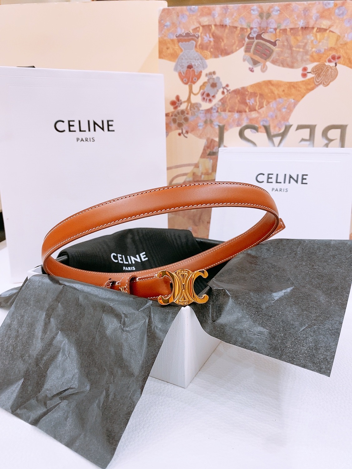 -Celine 凯旋门新款腰带
超简约大气的腰带1.8精品，顶级进口牛皮制作，牛皮搭配牛仔，搭配黄铜金扣