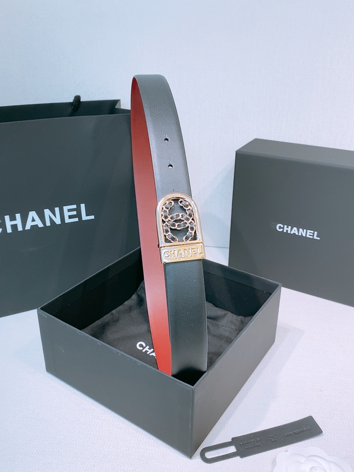 香家新款腰带 这款采用牛皮革材质 经典的皮穿链双C被金色金属包裹 30毫米