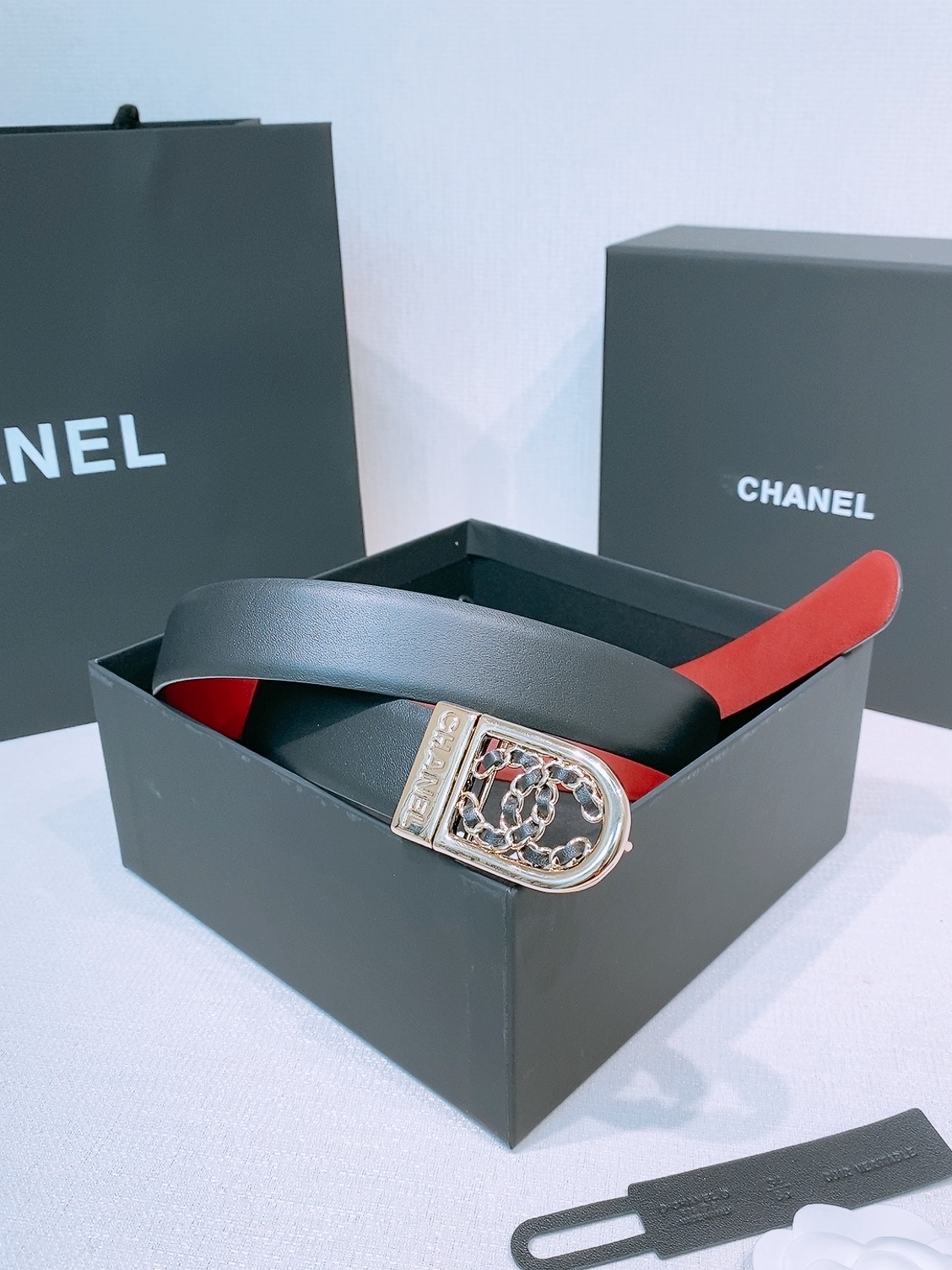 香家新款腰带 这款采用牛皮革材质 经典的皮穿链双C被金色金属包裹 30毫米