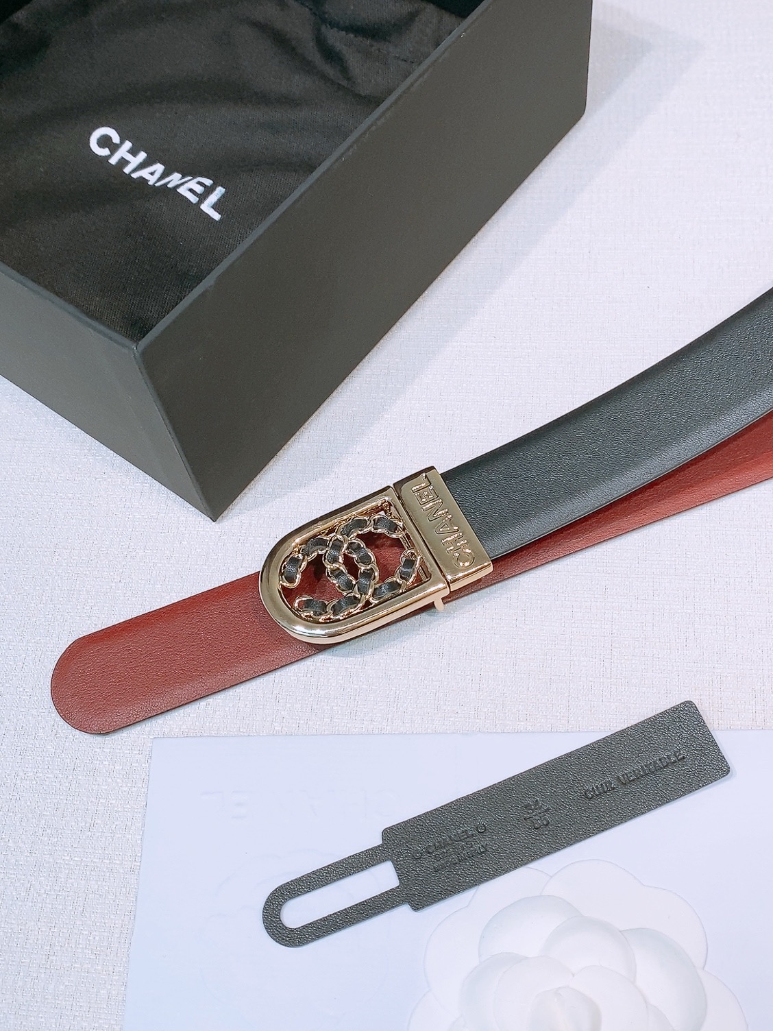 香家新款腰带 这款采用牛皮革材质 经典的皮穿链双C被金色金属包裹 30毫米