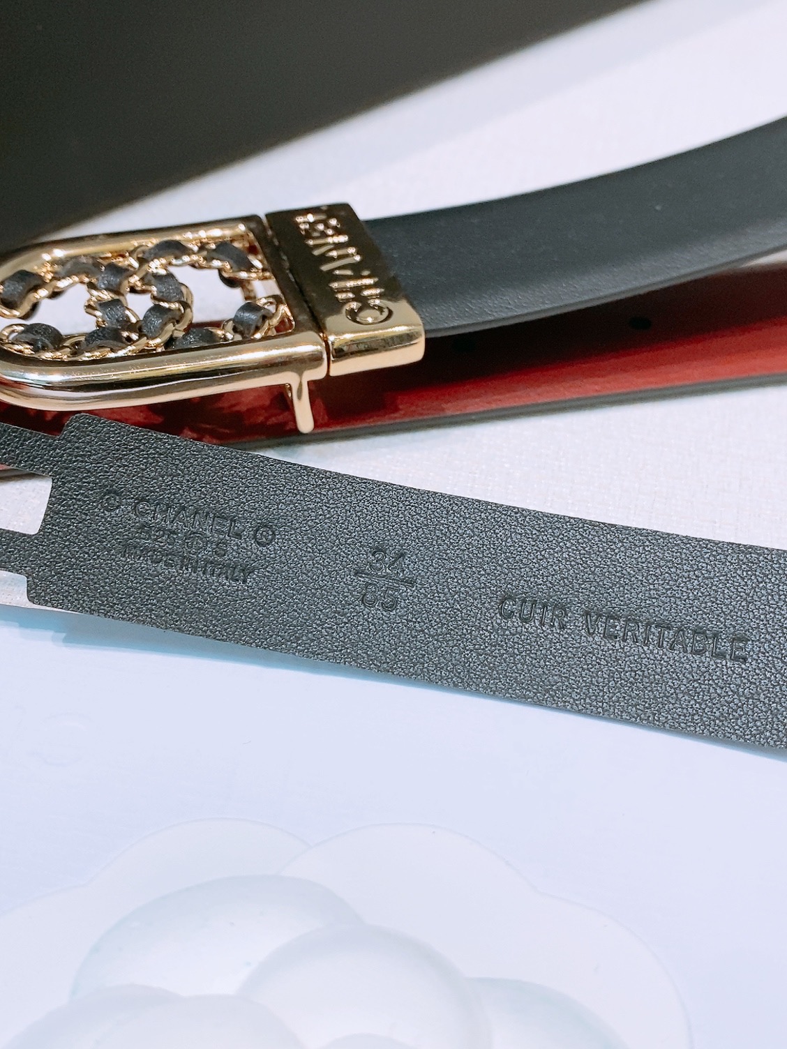 香家新款腰带 这款采用牛皮革材质 经典的皮穿链双C被金色金属包裹 30毫米