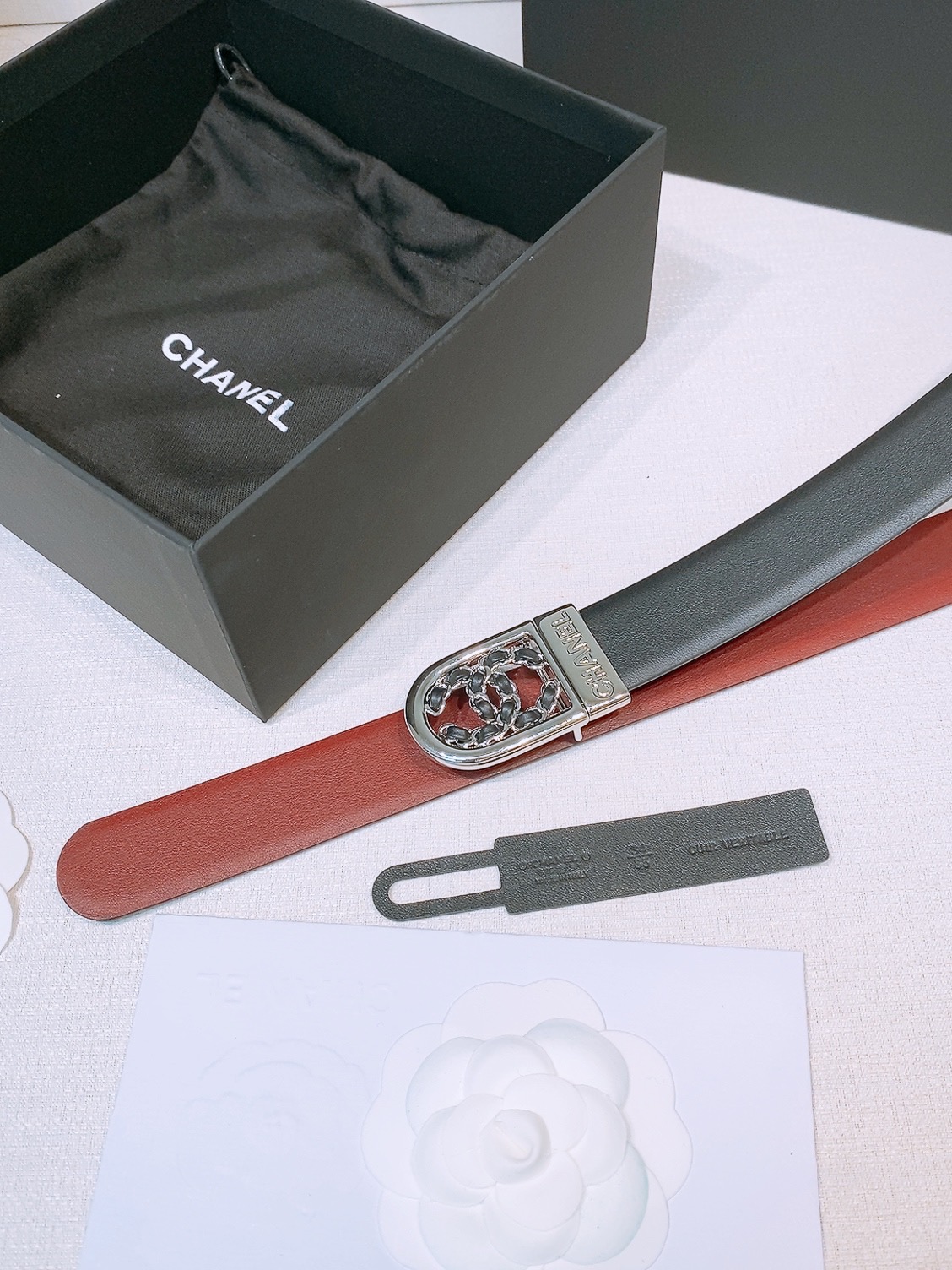 香家新款腰带 这款采用牛皮革材质 经典的皮穿链双C被金色金属包裹-Chinese UA Cheap High Quatity Brand Clothes Bags handbags Sneakers wholesale wholesaler seller from China Factory suppliers Fashion Clothing Shoes best Quality Beautiful Price 香家新款腰带 这款采用牛皮革材质 经典的皮穿链双C被金色金属包裹