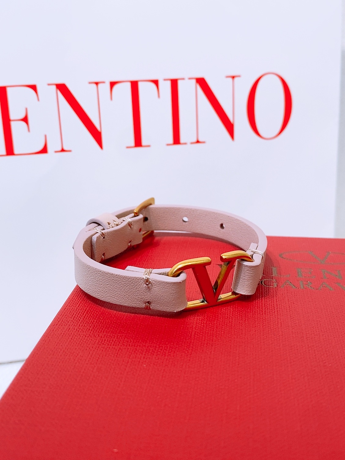 - Valentino皮手环
Valentino华伦天奴手链 手环 双面头层牛皮 皮质柔软，黄铜金属 点