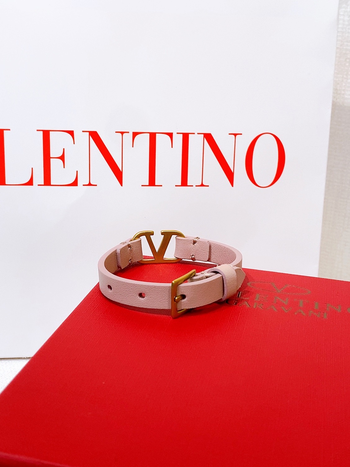 - Valentino皮手环
Valentino华伦天奴手链 手环 双面头层牛皮 皮质柔软，黄铜金属 点