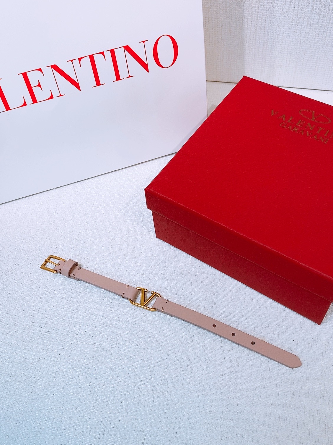 - Valentino皮手环
Valentino华伦天奴手链 手环 双面头层牛皮 皮质柔软，黄铜金属 点