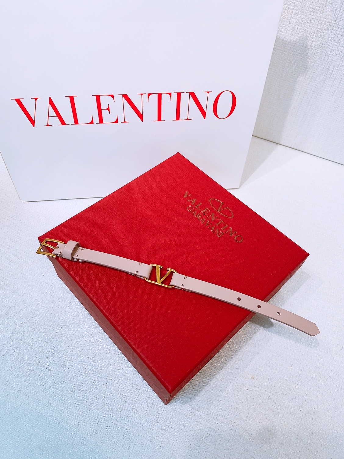- Valentino皮手环
Valentino华伦天奴手链 手环 双面头层牛皮 皮质柔软，黄铜金属 点