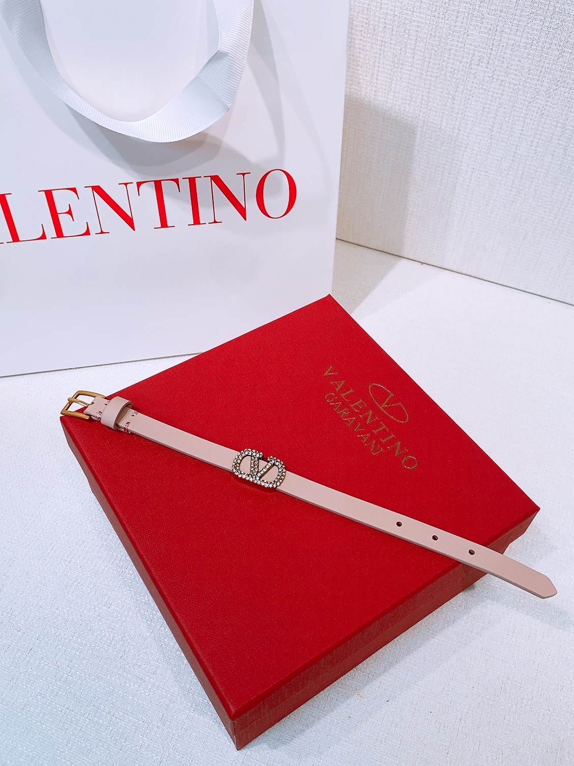 -Valentino皮手环
Valentino华伦天奴手链 手环 双面头层牛皮 皮质柔软，黄铜金属 水钻