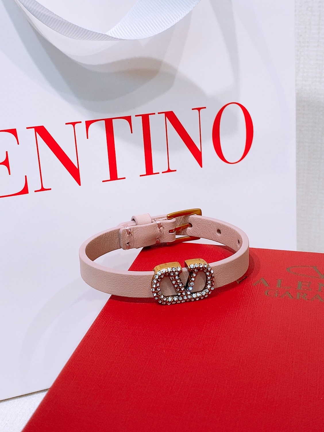 -Valentino皮手环
Valentino华伦天奴手链 手环 双面头层牛皮 皮质柔软，黄铜金属 水钻