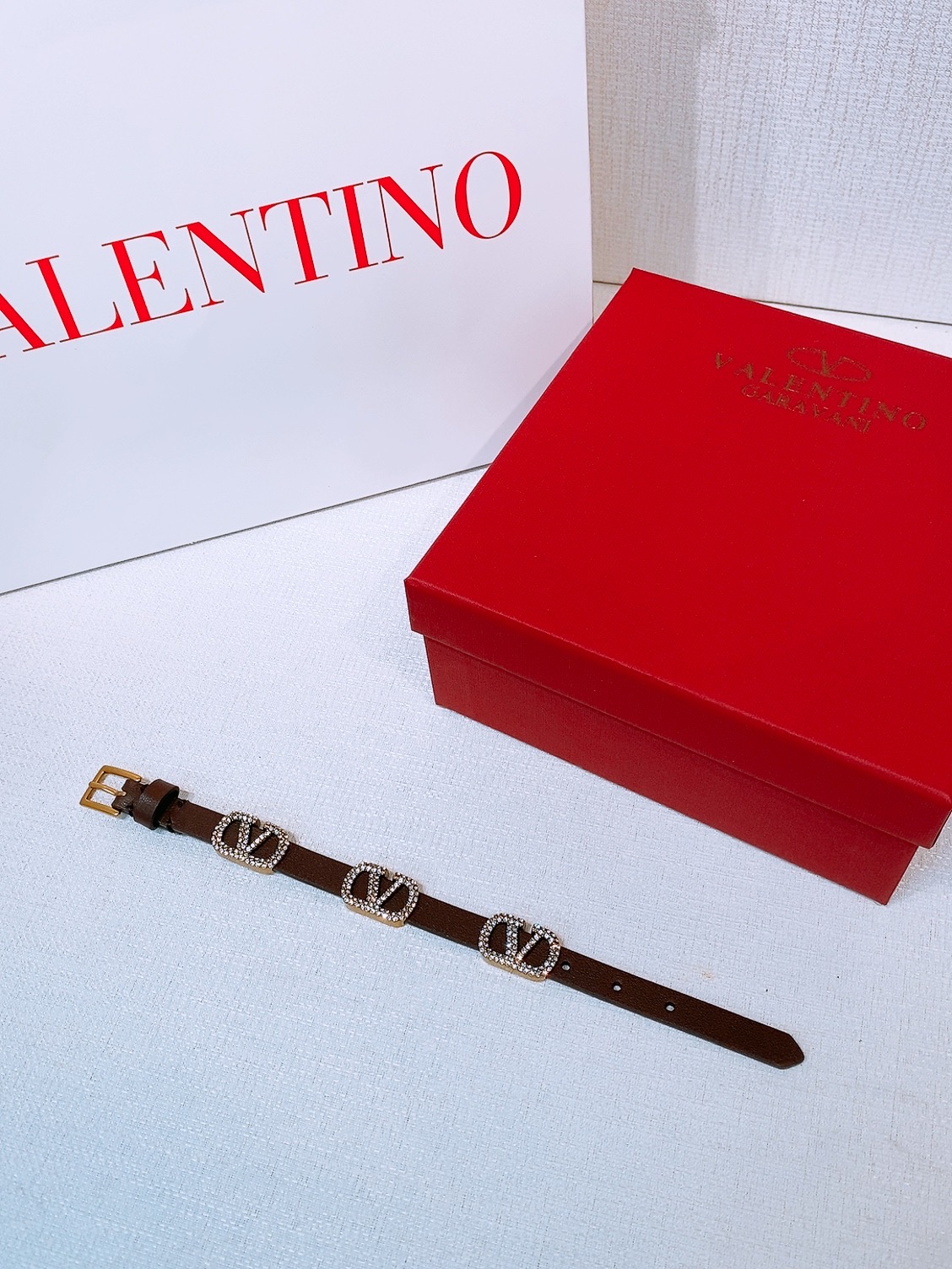 -Valentino皮手环
Valentino华伦天奴手链 手环 双面头层牛皮 皮质柔软，黄铜金属 水钻