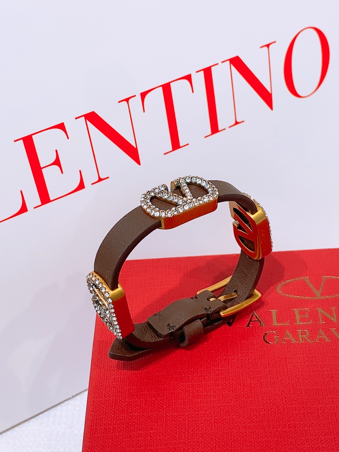 -Valentino皮手环
Valentino华伦天奴手链 手环 双面头层牛皮 皮质柔软，黄铜金属 水钻