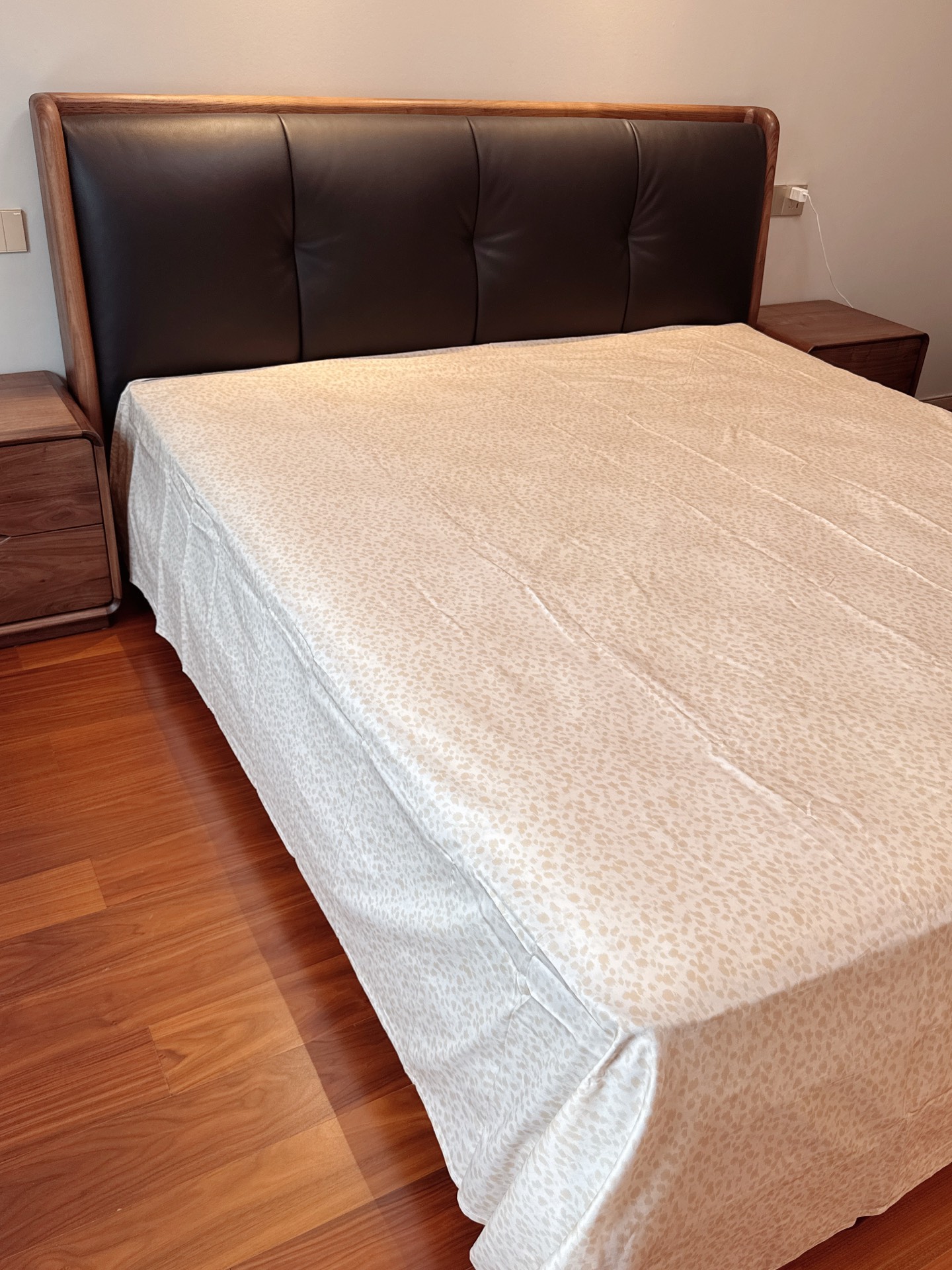 one ⃣ The bed sheets are simply photographed, and the beige leopard 2