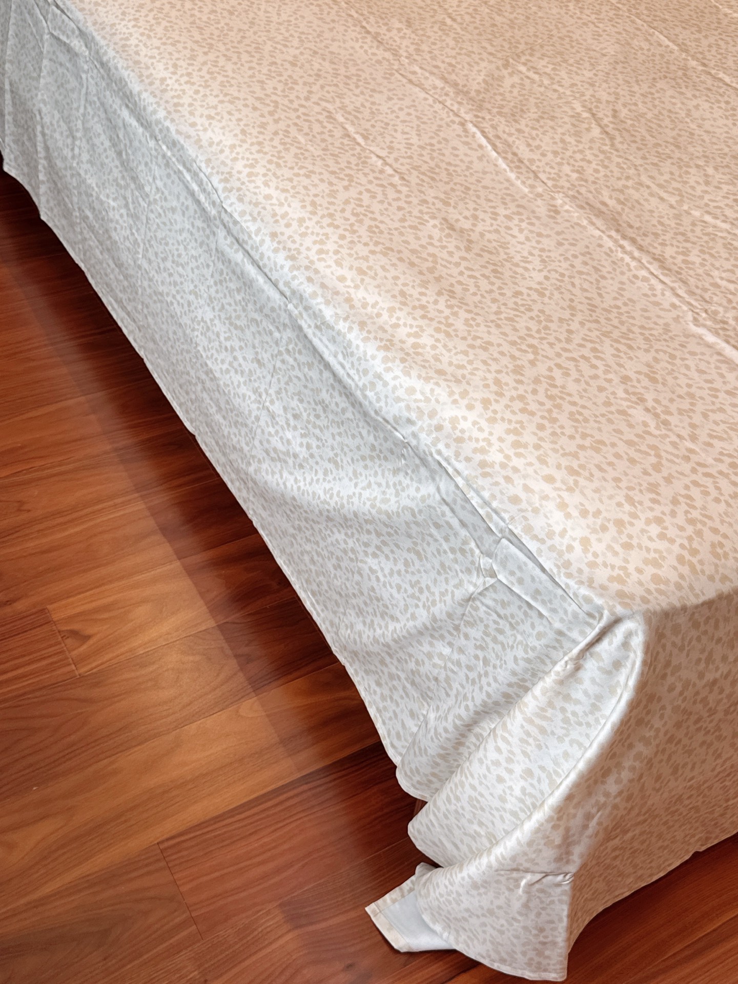 one ⃣ The bed sheets are simply photographed, and the beige leopard 3