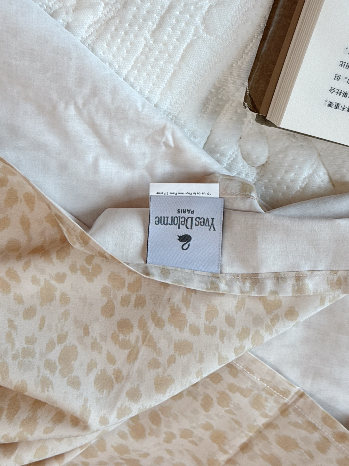 one ⃣ The bed sheets are simply photographed, and the beige leopard 5