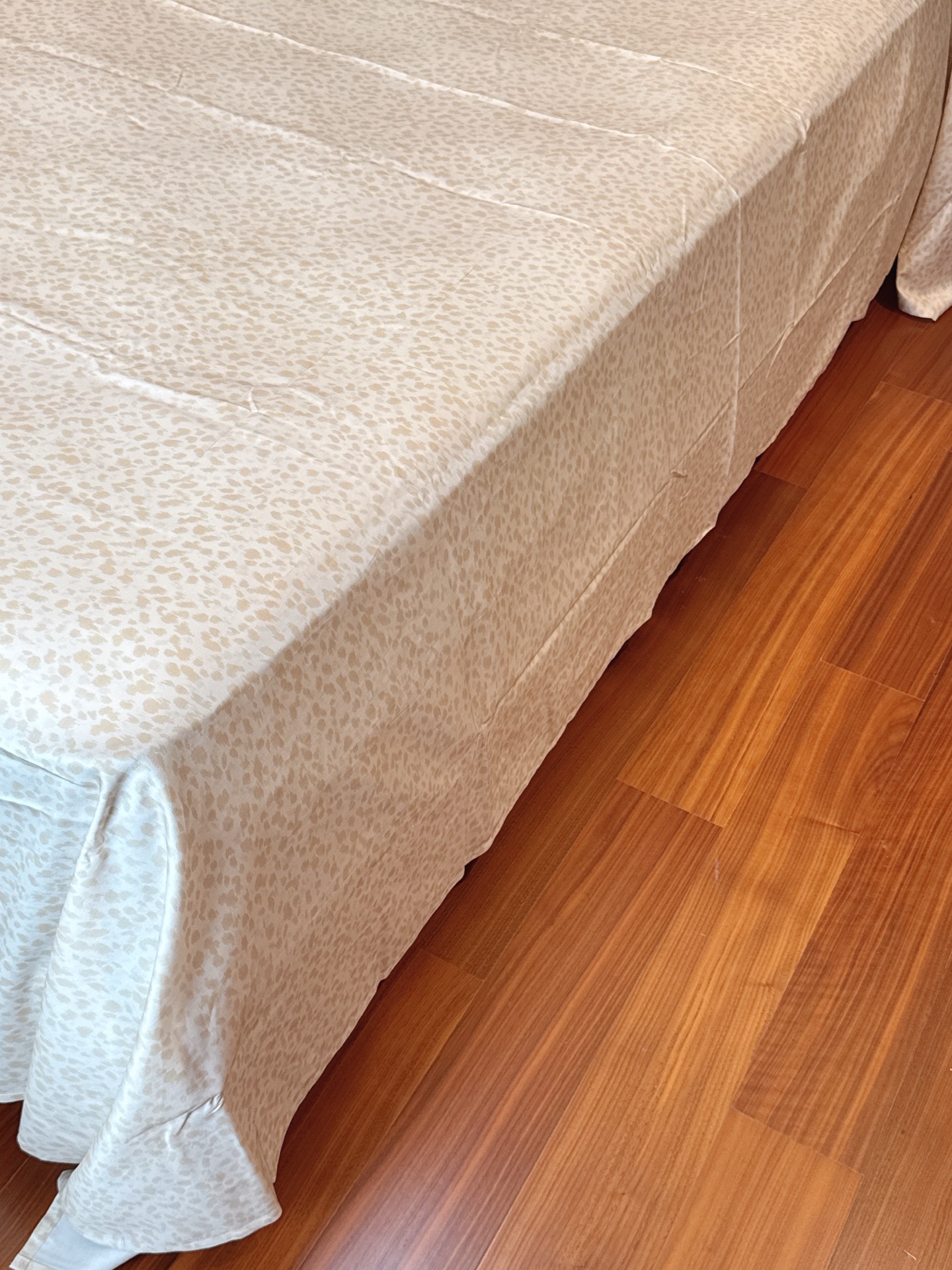 one ⃣ The bed sheets are simply photographed, and the beige leopard 4