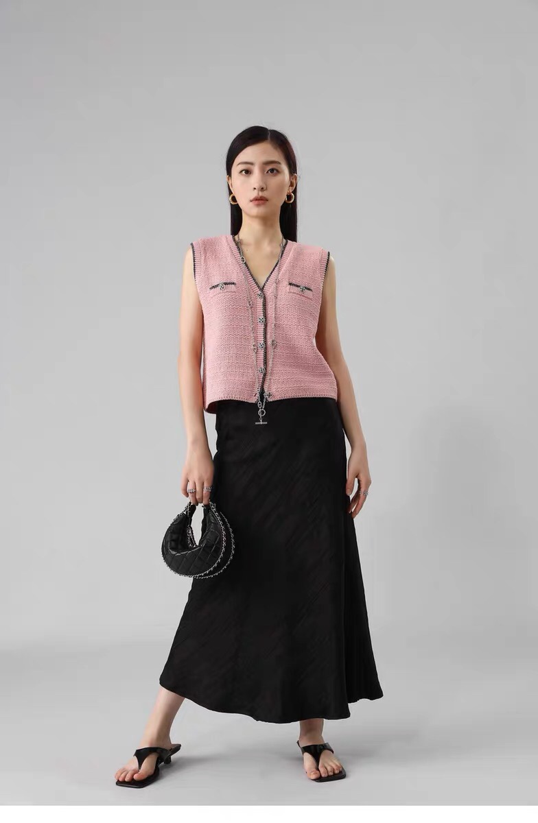 High-end Female Clothes: Half-Skirt Style in Black & White, Various Sizes - 图片 5