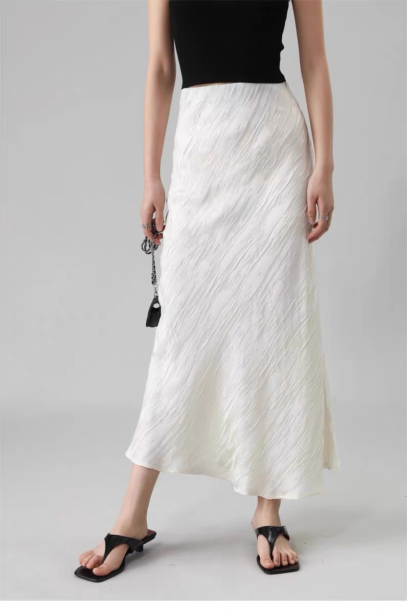 High-end Female Clothes: Half-Skirt Style in Black & White, Various Sizes - 图片 1