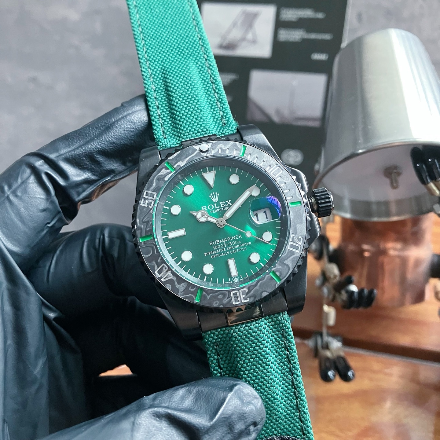 劳力士ROLEX
DIW Submariner PARAKEET
新品定制款SUB水鬼,完美呈现!
1:特别定制碳纤维圈口、渐变绿表盘,DIW赋予水鬼不一样的风格,体现全新的视觉和触觉体验!
2:经过无数次的修改,终于呈现出刻字立体,且条丁外有外影的对版完美圈口,温润如玉的超强夜光珠!
3:整表均采用904L精钢,暗黑质感,同正品一致
4:搭载全新日本进口8215机芯,质量稳定。
5:DIW做工完美,几乎到了极致,欢迎品鉴