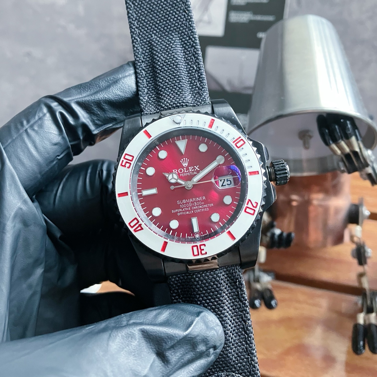 劳力士ROLEX
DIW Submariner PARAKEET
新品定制款SUB水鬼,完美呈现!
1:特别定制碳纤维圈口、渐变绿表盘,DIW赋予水鬼不一样的风格,体现全新的视觉和触觉体验!
2:经过无数次的修改,终于呈现出刻字立体,且条丁外有外影的对版完美圈口,温润如玉的超强夜光珠!
3:整表均采用904L精钢,暗黑质感,同正品一致
4:搭载全新日本进口8215机芯,质量稳定。
5:DIW做工完美,几乎到了极致,欢迎品鉴